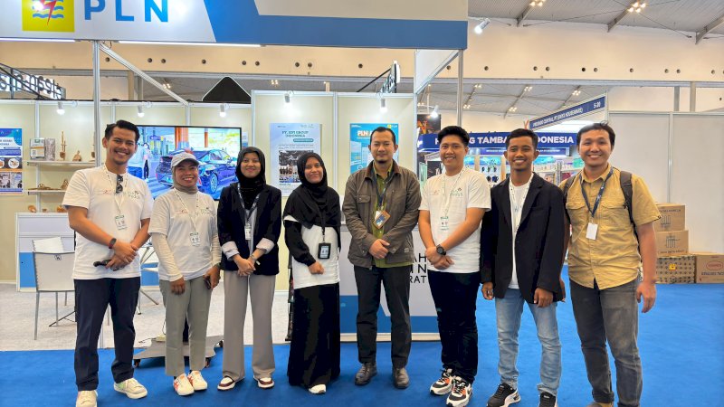 Foto Bersama Manager Pengelolaan UMK PT PLN (Persero), Moh. Kukuh Amukti (keempat dari kanan); Founder PT Litani Abadi Nusantara, Adelia Dwi Puspita (ketiga dari kiri); President Commissioner PT SIFI Group Indonesia, Fahrul S.P (kedua dari kanan) dan pengelola rumah BUMN Majene dan Muna barat