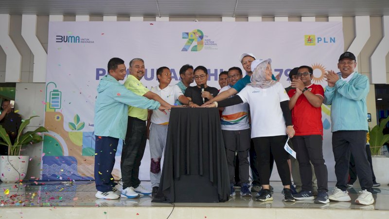 Seluruh perwakilan PLN se-regional Sulawesi Selatan, Sulawesi Tenggara dan Sulawesi Barat melakukan Prosesi penekanan sirine secara bersama-sama sebagai tanda dibukanya acara Porseni.