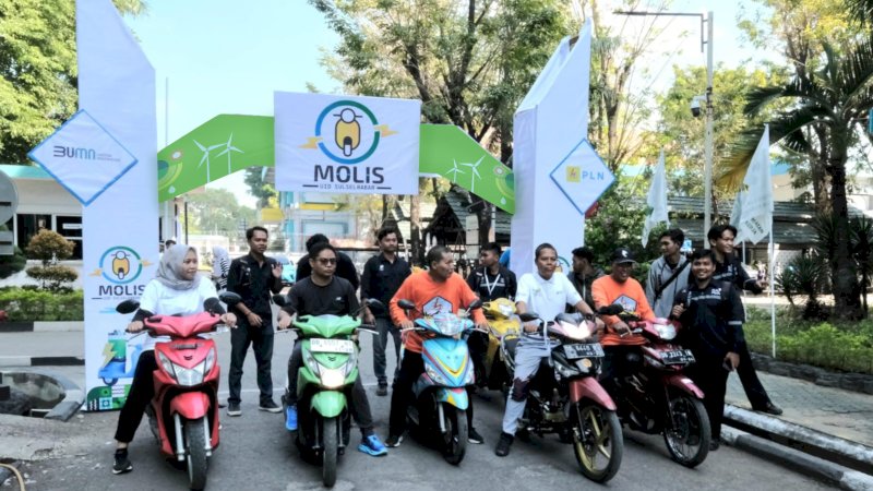 Manajemen PT PLN (Persero) tengah melakukan _test drive_ motor konversi di halaman kantor PT PLN (Persero) Unit Induk Distribusi Sulawesi Selatan, Sulawesi Tenggara, dan Sulawesi Barat pada Jumat (4/10).