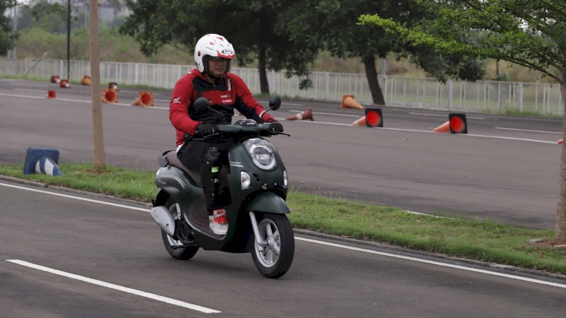 seorang pengendara sepeda motor honda 