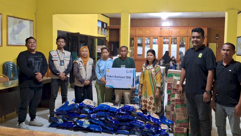 Manajemen PLN UP3 Parepare beserta stakeholder di Kabupaten Sidrap menyerahkan secara simbolis bantuan 100 paket sembako kepada masyarakat yang terdampak bencana angin puting beliung.