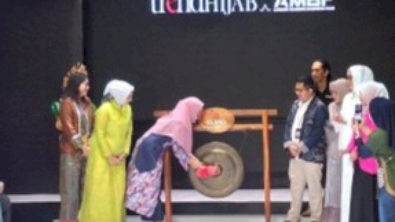 PLT Ketua Deskranasda Sulsel Ninuk Triyanti meresmikan dan membuka  Trend Hijab AMBF 2024, Rabu (6/11)