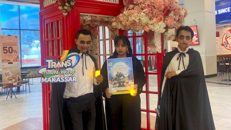 Staf TSW promosikan harga tiket masuk spesial perayaan Halloween 