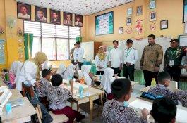 Penjabat Gubernur Sulsel Prof Zudan Dampingi Wapres Tinjau Makan Bergizi Gratis di Maros
