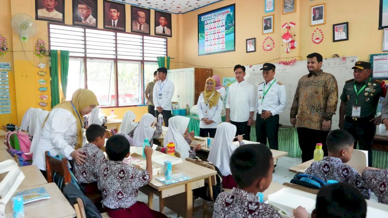 Penjabat Gubernur Sulsel Prof Zudan Dampingi Wapres Tinjau Makan Bergizi Gratis di Maros