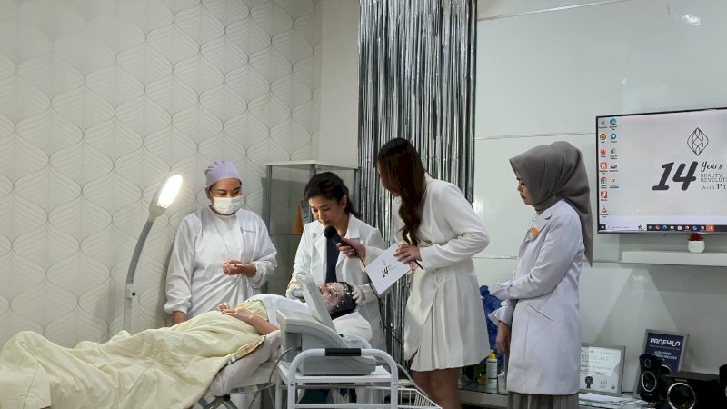 Salah seorang Customer yang sedang mencoba treatment Ultherapy & Dermashine di Profira clinic,rabu(13/11)