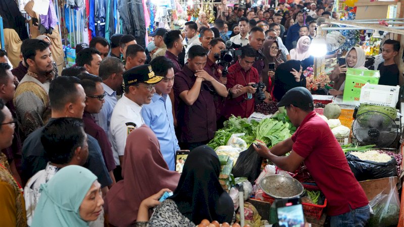 Penjabat Gubernur Sulsel Dampingi Wapres Tinjau Harga Kebutuhan Pokok di Kabupaten Maros