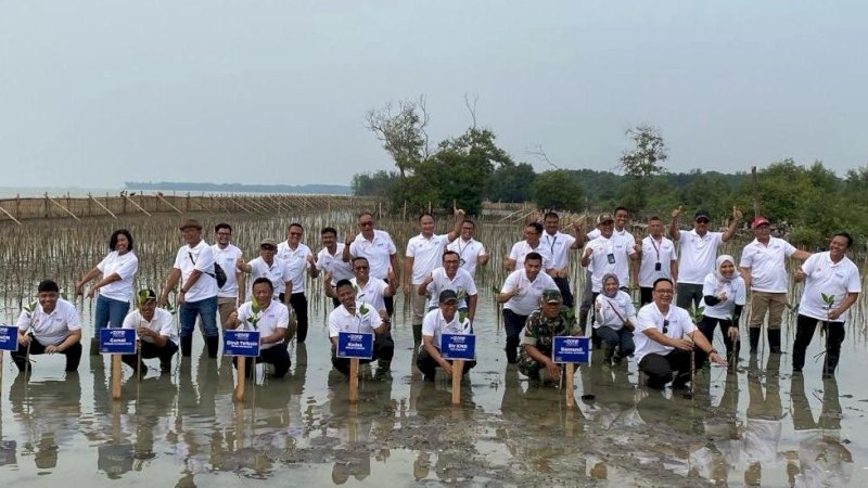 Direktur Utama Telkom Ririek Adriansyah (tengah) beserta jajaran Direksi Telkom, bersama Kepala
Desa Tambak Bulusan Ahmad Chabibullah, S.Psi., Sekretaris Camat Karangtengah Anwar Masdari, S.Pi.,
M.M., Wakil Kepala Polisi Sektor Karangtengah Ipda Rahmat Heriawan, Komandan Rayon Militer Karangtengah Capt. Infanteri Suparmin saat penanaman mangrove di Pantai Istambul Glagah Wangi, Tambak Bulusan, Demak, Jumat (15/11)