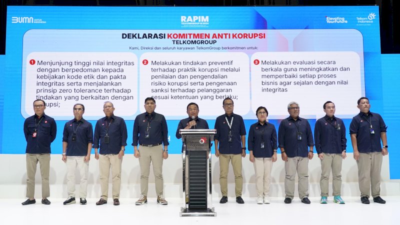 *Keterangan Foto:* Direktur Utama Telkom Ririek Adriansyah (Tengah) beserta jajaran Direksi Telkom saat membacakan Deklarasi Komitmen Anti Korupsi pada agenda Rapat Pimpinan TelkomGroup di Jakarta, Kamis, (14/11).