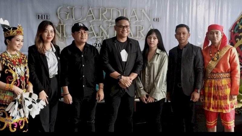 Usai presscon Management Royal Bay Makassar berfoto bersama talent , selasa (19/11)