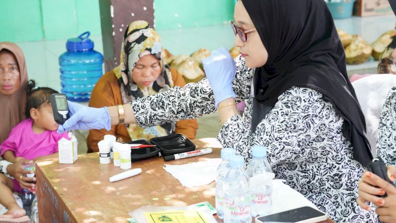 Bidan Hasmiati yang turut berpartisipasi dalam Program Bidan Cahaya untuk menghadirkan kesehatan ibu dam anak di Pulau Liukang, Desa Bira, Kabupaten Bulukumba.