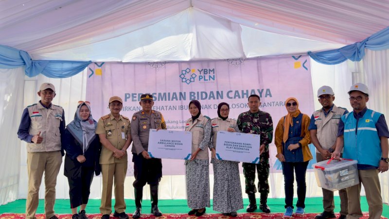 Penyerahan rompi bidan serta bantuan simbolis alat kesehatan dan sarana motor ambulance bidan cahaya