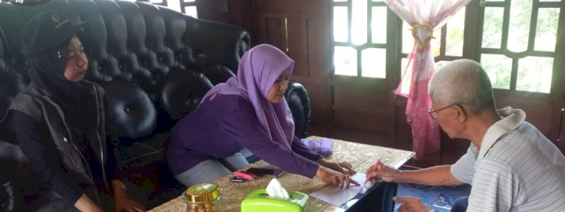 712 Pengawas TPS Kabupaten Wajo Awasi Distribusi Formulir C. Pemberitahuan Sampai ke Pemilih