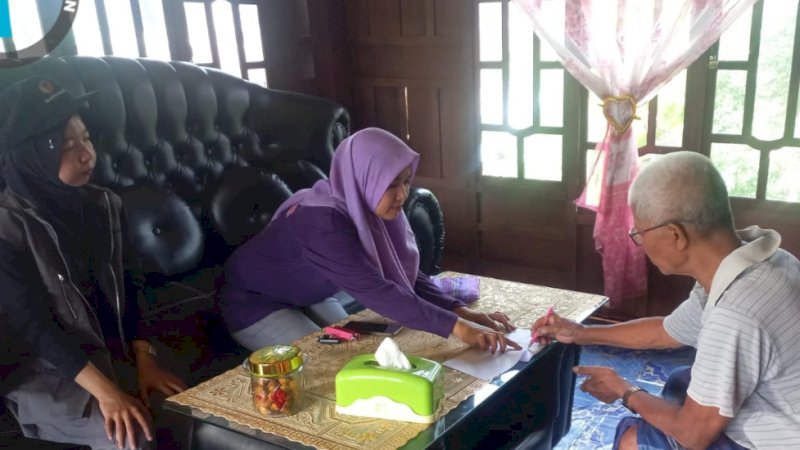 712 Pengawas TPS Kabupaten Wajo Awasi Distribusi Formulir C. Pemberitahuan Sampai ke Pemilih