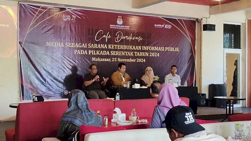 Acara Cafe Demokrasi yang dilaksanakan KPU Sulsel di Makassar pada Senin (25/11/2024). (Dok Rakyatku)