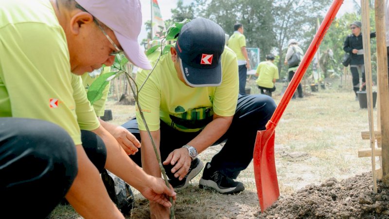 Caption:

CEO PT Bumi Karsa, Kamaluddin, membuka penanaman 5.500 pohon yang dilakukan secara bertahap sepanjang 2024 pada berbagai wilayah proyek, seperti Sulawesi, Jawa hingga Sumatera.