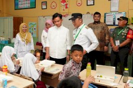 Plt Bupati Suhartina Dampingi Wapres Gibran Tinjau Makan Bergizi Gratis di Maros