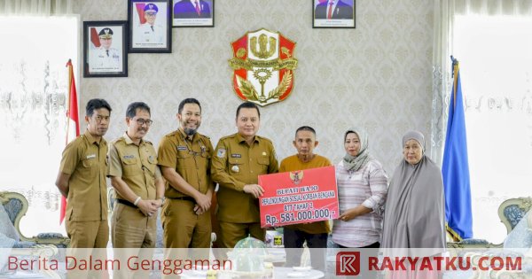 Penjabat Bupati Wajo Serahkan Bantuan untuk Korban Kebakaran dan Angin Kencang