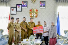 Penjabat Bupati Wajo Serahkan Bantuan untuk Korban Kebakaran dan Angin Kencang