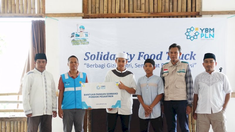 Manajemen PLN UID Sulselrabar bersama dengan ketua YBM, menyerahkan bantuan berupa sembako kepada  Pengurus Pondok Pesantren Ashabul Jannah Hidayatullah, Gowa.