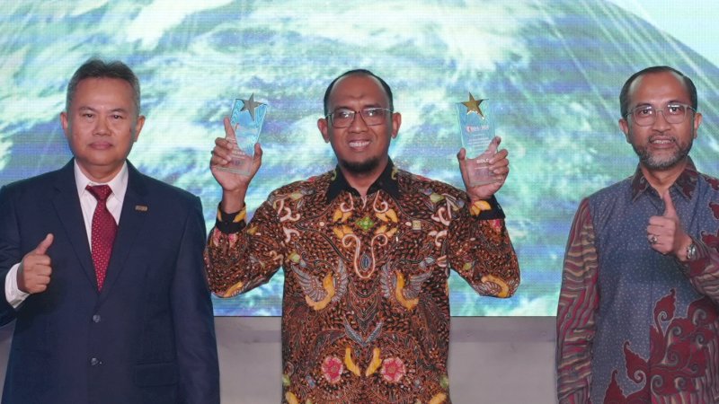 GM PLN UID Sulselrabar, Budiono (tengah) dan Asman TJSL PLN UID Sulselrabar saat menerima penghargaan ISDA 2024 di Jakarta (28/11).