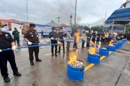 Kanwil direktorat jenderal Bea dan cukai Sulbagsel Musnahkan Rokok,Miras dan Parfum Ilegal