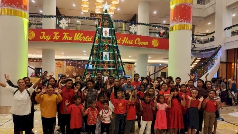 Managemen Clato hotel Makassar bersama para Donatur dan anak panti berfoto bersama di acara Chtistmas Lights On, jumat (6/12)