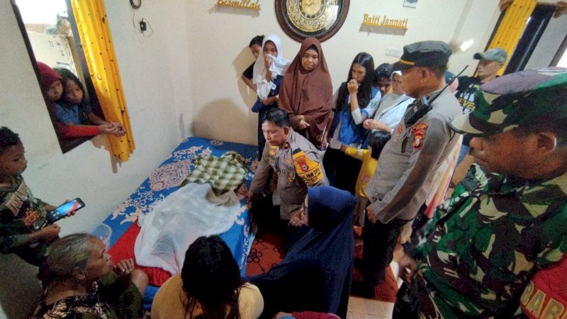 Kapolsek Manggala, Kompol Semuel To'longan saat datang langsung ke rumah duka.