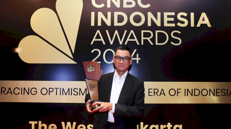 Direktur Utama PLN, Darmawan Prasodjo mengangkat plakat penghargaan sebagai CEO of The Year dalam ajang CNBC Indonesia Awards 2024, di Jakarta, Rabu (11/12). Pada _event_ ini PLN juga menerima penghargaan sebagai Best Company in National Energy Security.