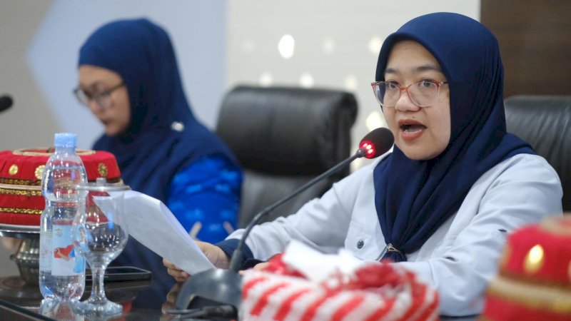 Sekretaris Dinas Komunikasi Informatika Statistik dan Persandian Kabupaten Gowa, Widiah Restuti Hasan saat membuka Sosialisasi Komunitas Informasi Masyarakat (KIM) Kabupaten Gowa Tahun 2024 di Baruga Karaeng Pattingalloang, Kantor Bupati Gowa, Jum'at (13/12).