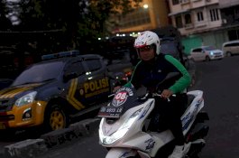 Tips Berkendara Melewati Genangan Air saat Musim Hujan