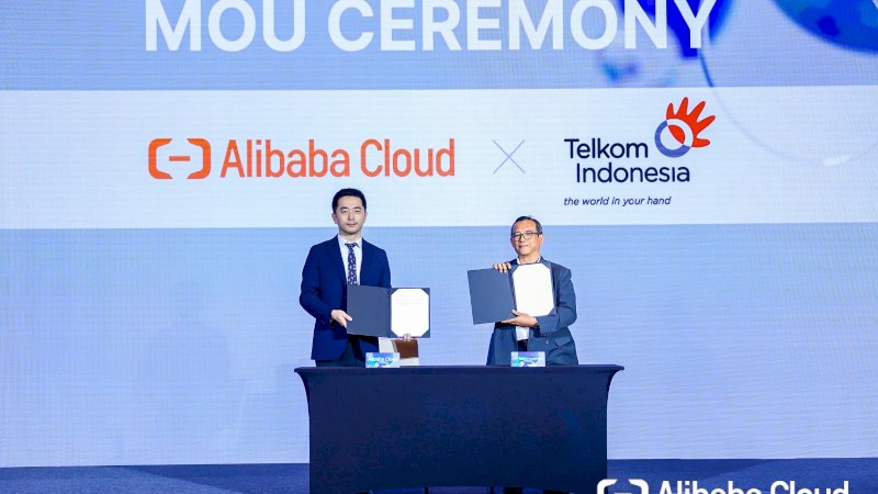 *Keterangan Foto:*
Country Manager Indonesia Alibaba Cloud Intelligence Sean Yuan (Kiri) dan VP Global Strategic Partnership Telkom Candra Kusuma Wardhana (Kanan) saat seremoni nota kesepahaman (MoU) antara Telkom dan Alibaba Cloud yang berlangsung pada Selasa, (3/12).