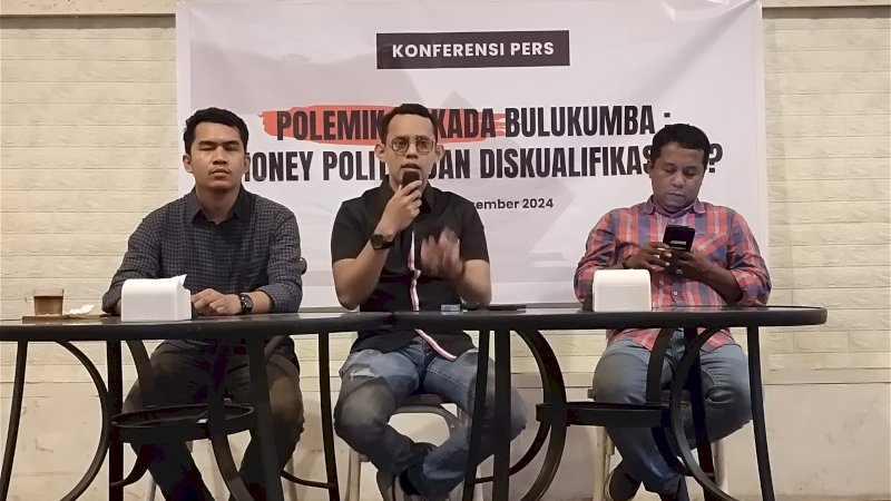 Kurniadi Nur, Koordinator Tim Hukum JADIMI (tengah) saat memberikan keterangan pers 