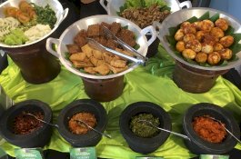 Unik dan Berbeda dari yang Lain, Konsep Gala Dinner di Whiz Prime Hasanuddin Bertema Taun Anyar Rasa Sunda