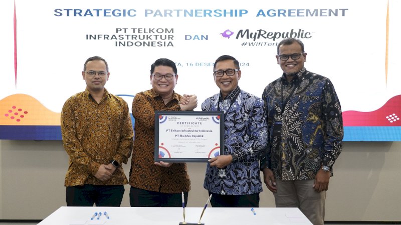 (Kiri ke Kanan) Chief Technology Officer MyRepublic Hendra Gunawan, Chief Executive Officer MyRepublic Timotius Max Sulaiman, Direktur Utama TIF I Ketut Budi Utama, dan Direktur Planning & Operations TIF Suharyoto dalam acara penandatanganan perjanjian kerja sama strategis antara PT Telkom Infrastruktur Indonesia (TIF) dan PT Eka Mas Republik (MyRepublic) di Telkom Landmark Tower, pada Senin (16/12).