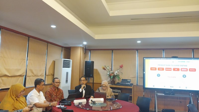 Rektor UNHAS Prof Dr Jamaluddin Nyompa memimpin Presscon, Rabu 18/12