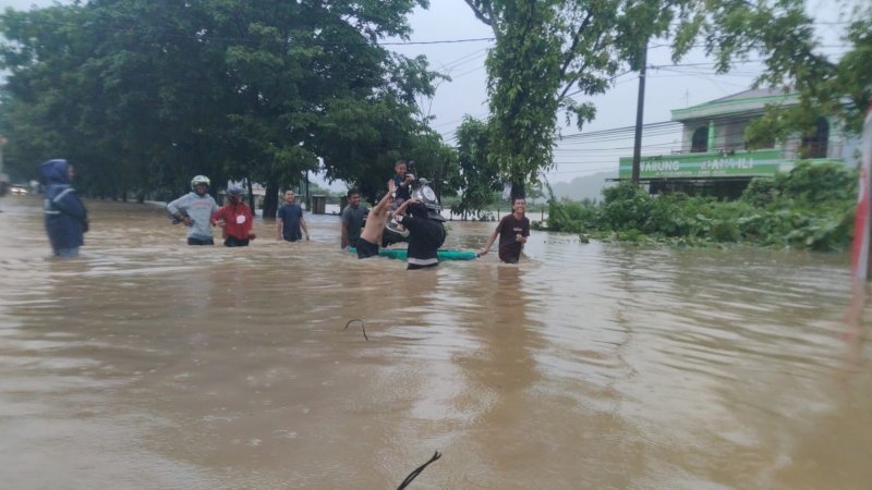 Banjir di Pangkep Lumpuhkan Lalulintas Trans Sulawesi