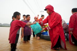 Kunjungi Lokasi Banjir di Pangkep, Penjabat Gubernur Sulsel Pastikan Warga Terdampak Tertangani dengan Baik