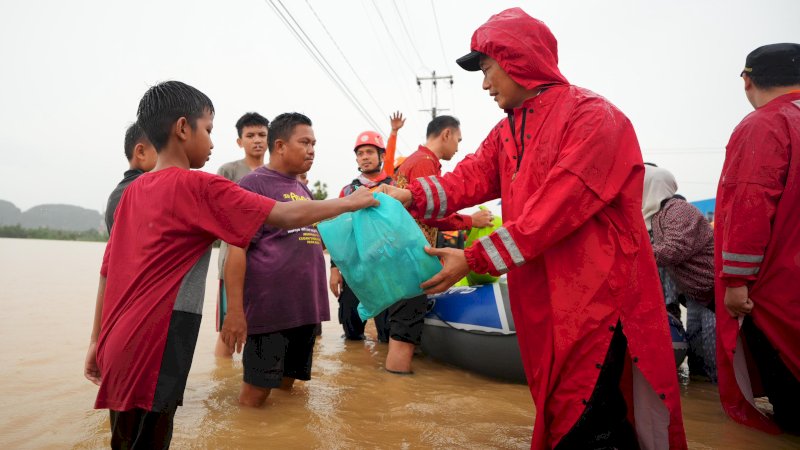 Kunjungi Lokasi Banjir di Pangkep, Penjabat Gubernur Sulsel Pastikan Warga Terdampak Tertangani dengan Baik