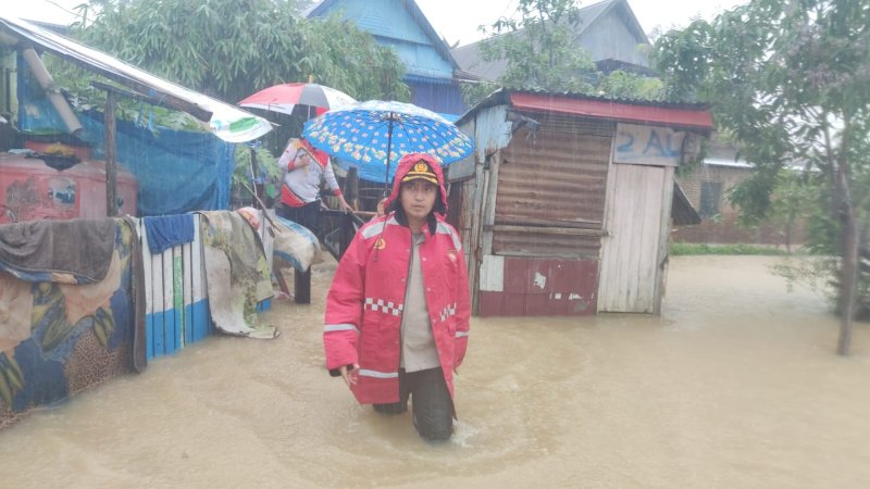 Terobos Banjir, Kapolres Pangkep Temui Warga yang Masih Terisolir 