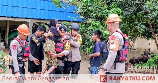 Anggota Polisi Evakuasi Warga Terisolir Banjir di Wajo