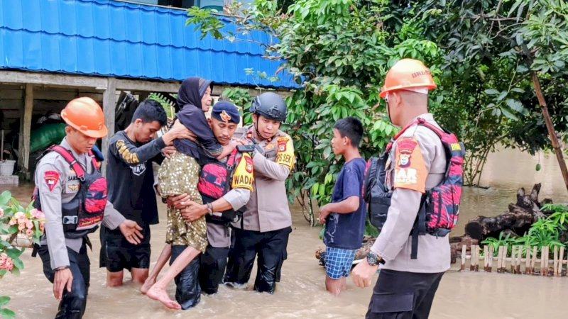 Anggota Polisi Evakuasi Warga Terisolir Banjir di Wajo