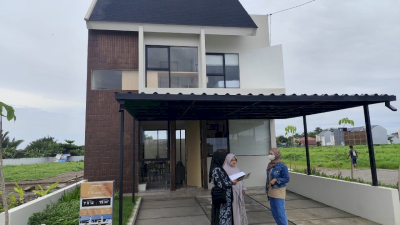 Customer sedang melihat rumah 2 lantai di Ayana by Saudagar Property