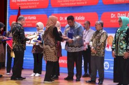 Bupati Maros Kembali Raih Penghargaan di Bidang Literasi