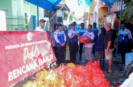 Banjir Landa Makassar, Perumda Air Minum Makassar Salurkan Bantuan Sembako ke Pengungsi di Perumnas Antang