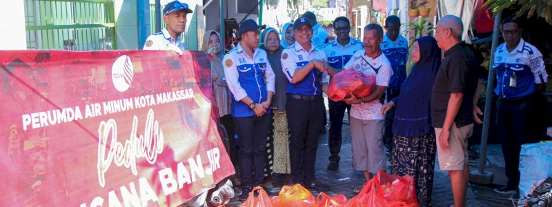 Banjir Landa Makassar, Perumda Air Minum Makassar Salurkan Bantuan Sembako ke Pengungsi di Perumnas Antang