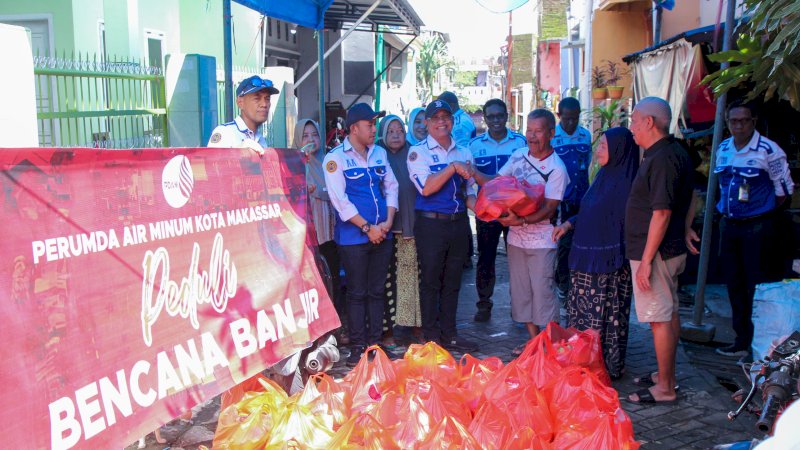 Banjir Landa Makassar, Perumda Air Minum Makassar Salurkan Bantuan Sembako ke Pengungsi di Perumnas Antang