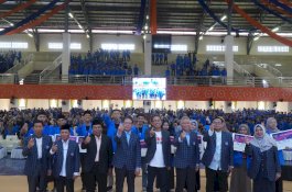 Kepala LLDIKTI Serahkan Buku Rekening Beasiswa KIP Kuliah 2024 dan SK Pembukaan Prodi S2 Akuntansi Unismuh Makassar