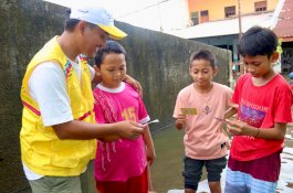 Indosat Ooredoo Hutchison Salurkan Bantuan untuk Korban Banjir di Makassar