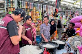 Polres Wajo Sidak Gudang Bulog dan Pasar, Cek Ketersediaan Bahan Pokok Jelang Akhir Tahun